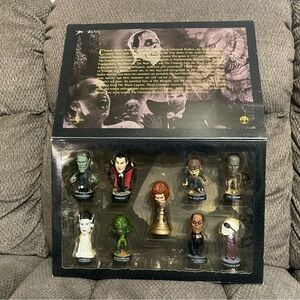 FAO Schwarz Universal Monsters Little Big Heads Set